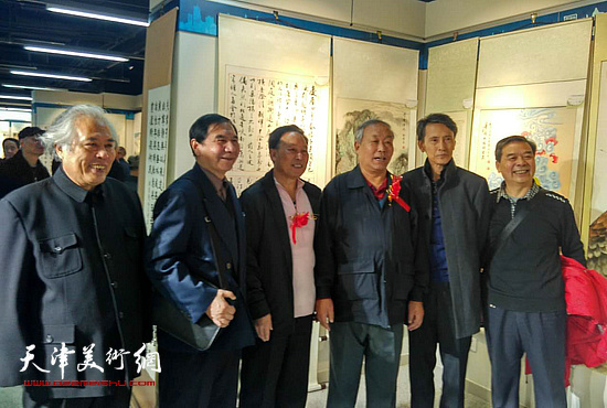 唐云来、刘传光、李文安等嘉宾在书画展现场。
