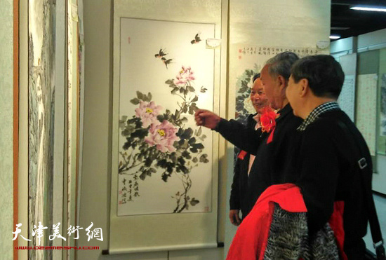 唐云来、刘传光在观赏展出的书画作品。