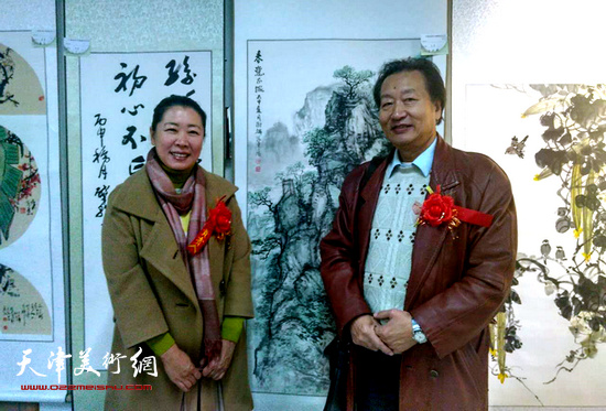画家刘家城、余澍梅在书画展现场。