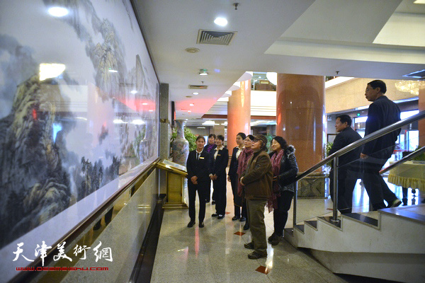 董振涛与大家欣赏巨幅山水画作《苍峰云瀑》。