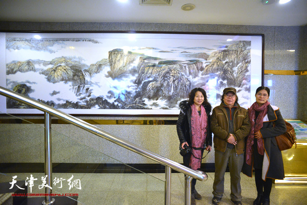 董振涛与诗人于剑文在《苍峰云瀑》前。