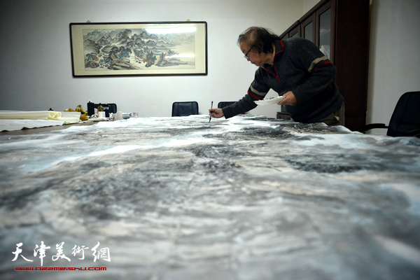 董振涛在创作巨幅山水画作《云飞泉鸣图》。