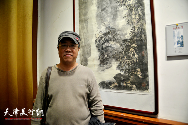 刘绍斌在作品前。