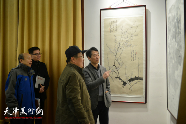 阎金明、王宝贵、李响在展览现场。