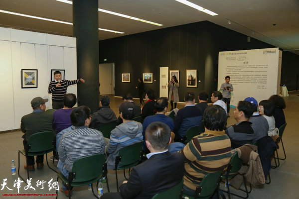 策展人李春雨向来自天津市各高校的老师介绍展览情况