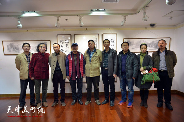 倪金宝与刘方明、田娟、钱建中、王建军等来宾在画展现场。