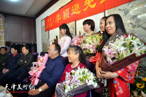 李颖逊夫妇与新弟子马亚民、蒙翠影、江盈璇、金薇在收徒现场。