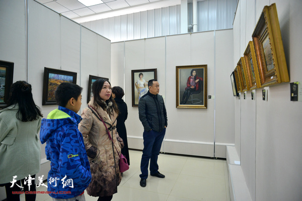 九月艺术沙龙第四届油画展