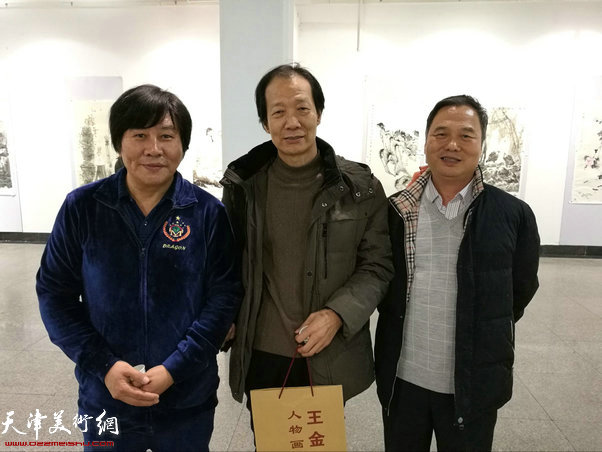 高学年、王维卿、邢立宏在画展现场。