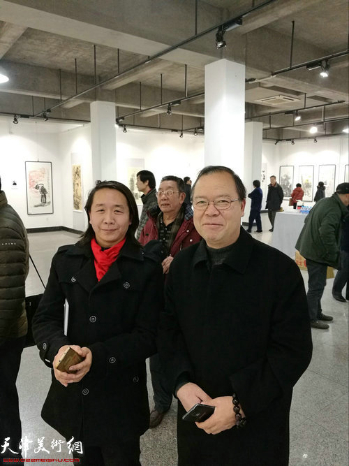 杨长曙、范宁在画展现场。