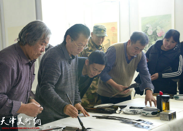 画家翟洪峰、吕宝珠、王体强在笔会现场。