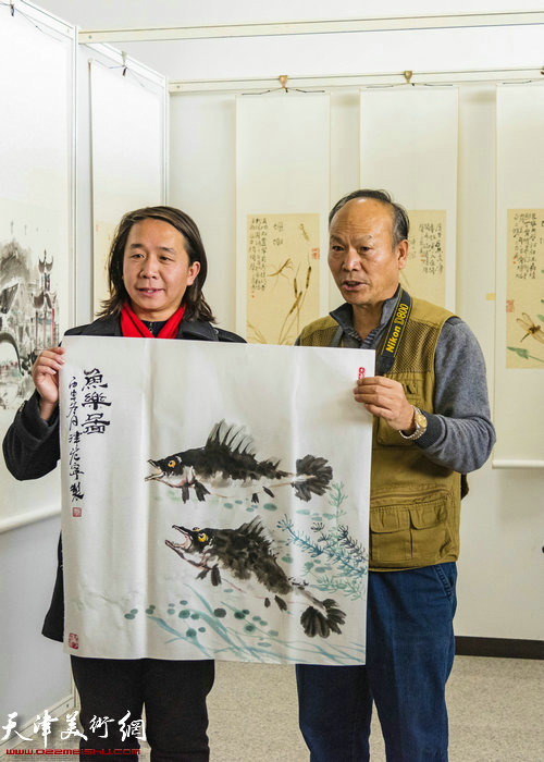 青年画家范宁、东丽摄影家协会理事张瑞杰在画展现场