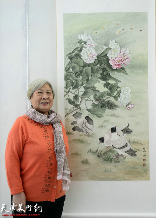 画家林慧如在画展现场