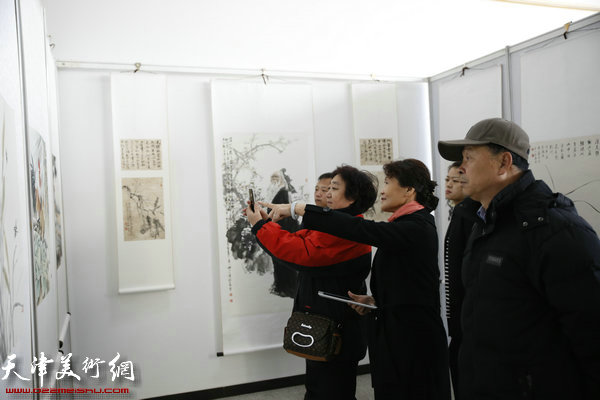 书画爱好者在画展、笔会现场。