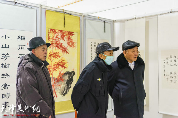 书画爱好者在画展、笔会现场。