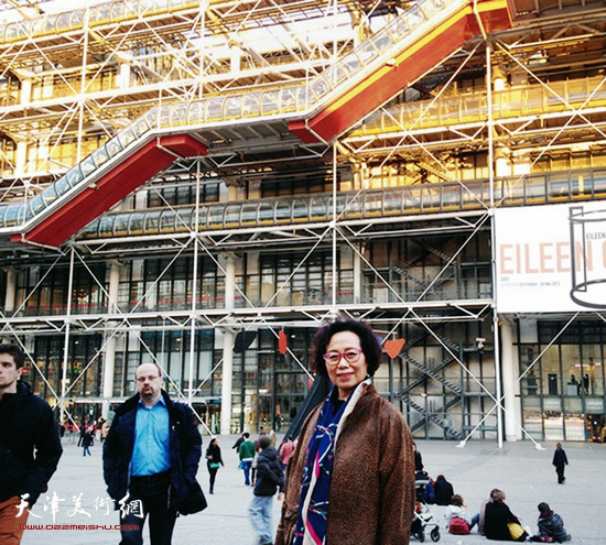 崔燕萍在法国巴黎蓬皮杜美术馆。（2013年）