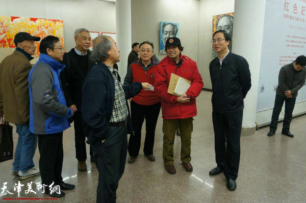 王书平、姜陆、何东与胡幼桃等在展览现场交流。