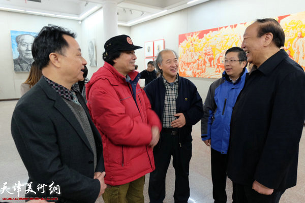 王书平、张耀来与嘉宾在画展现场交流。