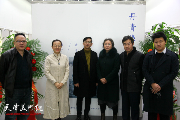 何宁、唐睿、杜小龙与来宾在画展现场。
