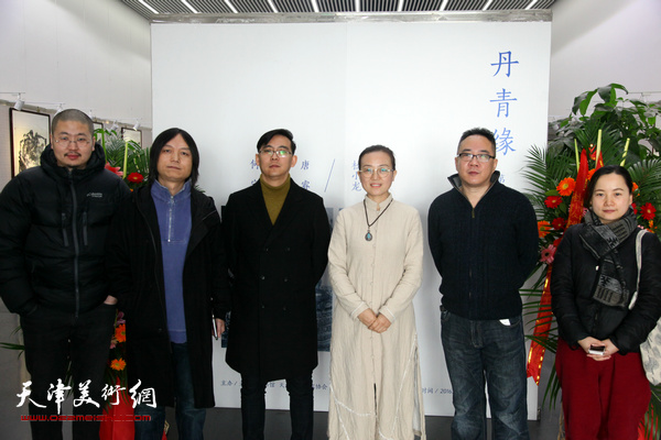 何宁、唐睿、杜小龙与来宾在画展现场。