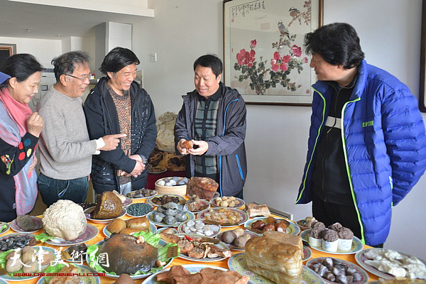 王志毅向大家介绍“奇石宴”。