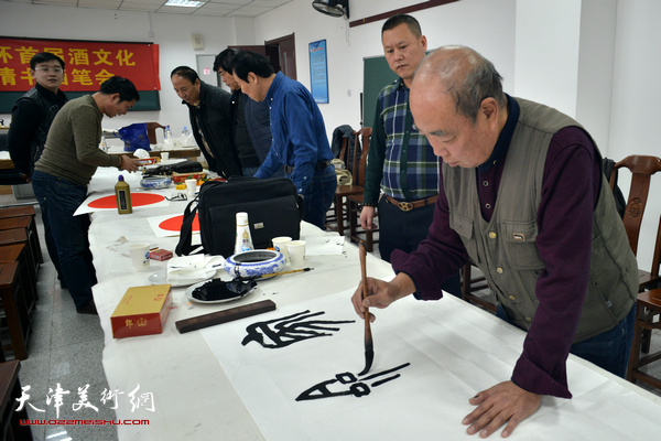 杨建国、张洪春在书画笔会现场。
