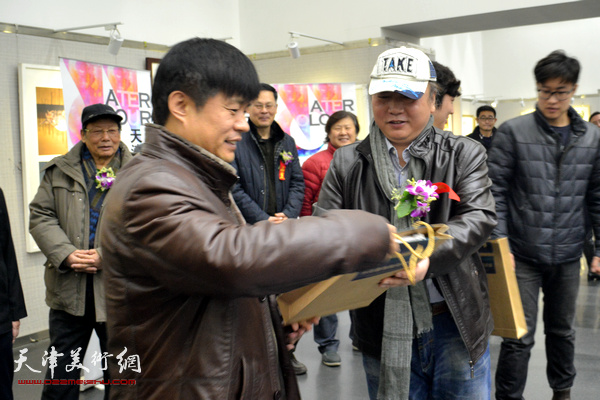 水彩画专委会会长朱志刚为银奖获得者王海涛颁奖。