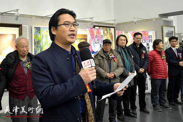 天津美协水彩画专委会副会长滑寒冰宣布获奖名单。