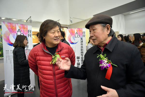 李宗儒与姜中立在画展现场交谈。