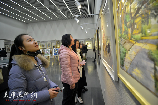 “天津市水彩画专业委员会第十届作品展”现场。