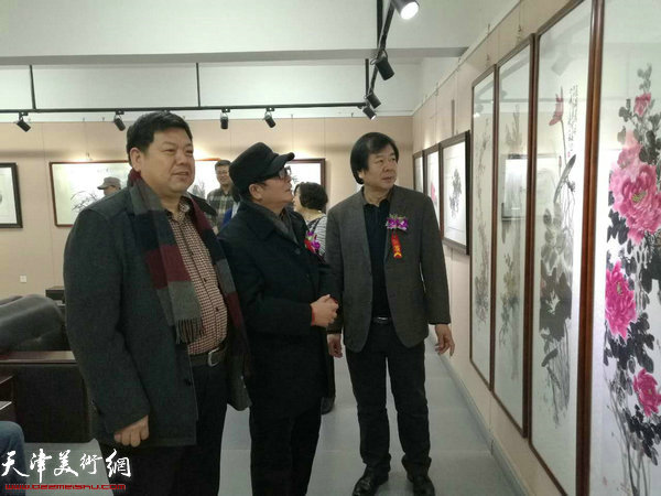 史振岭、赵士英等在观赏展出的作品。