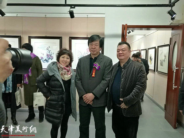 史振岭与来宾在画展现场。