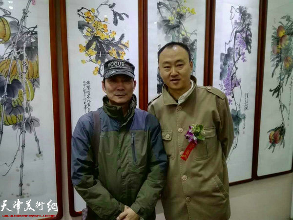 孟宪奎、柴博森在画展现场。