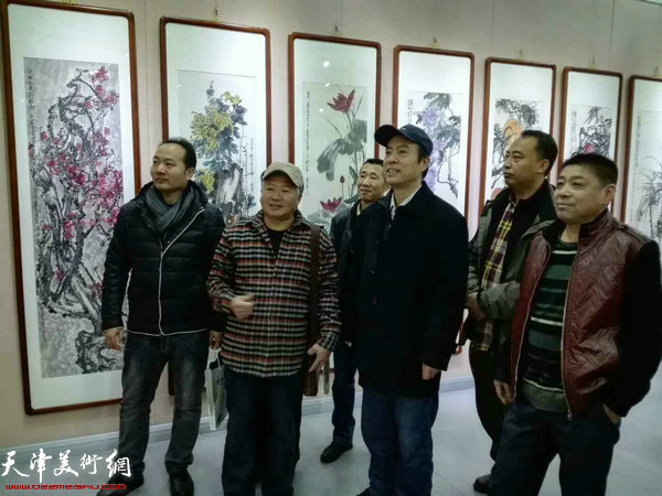 李宝春花鸟画作品展现场。