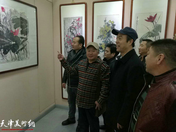 李宝春花鸟画作品展现场。