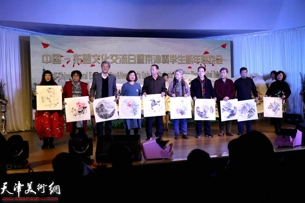 天津画家向十国使节赠送作品。