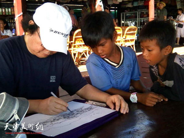 董振涛在柬埔寨写生。