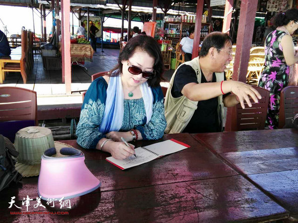 姜沛在柬埔寨写生。