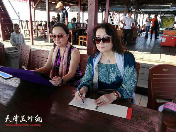 姜沛、袁冬梅在柬埔寨。