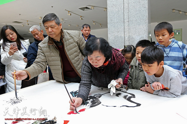 津门书画家走进天津市青少年活动中心迎春送福