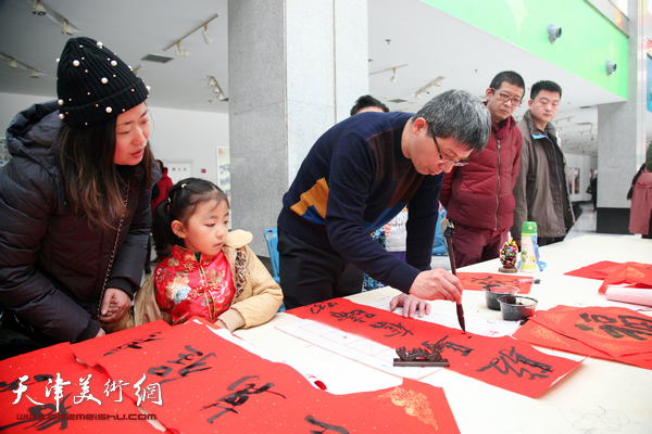 津门书画家走进天津市青少年活动中心迎春送福