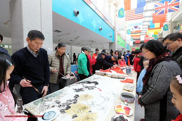 津门书画家走进天津市青少年活动中心迎春送福