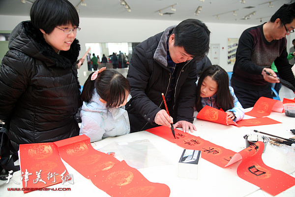 津门书画家走进天津市青少年活动中心迎春送福