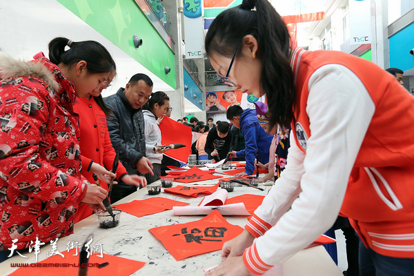 津门书画家走进天津市青少年活动中心迎春送福