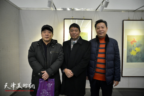 左起：高原春、刘文生、李增亭在画展现场。
