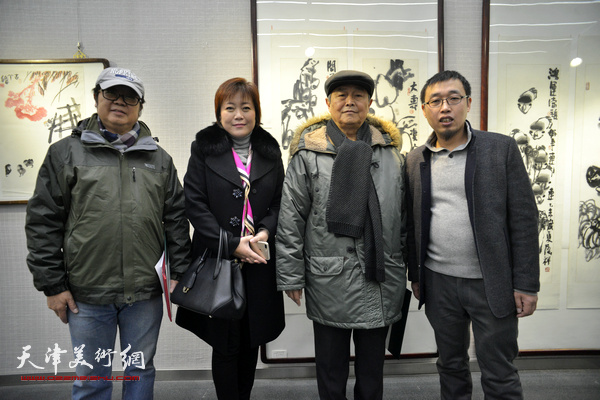 左起：萧珑、李澜、赵毅、张枕石在画展现场。