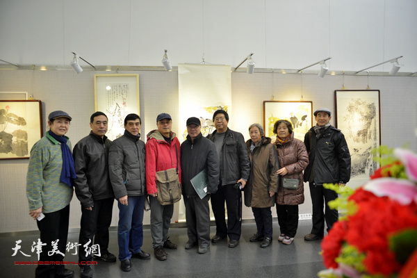 庞黎明、王平、武颖萍与来宾在画展现场。