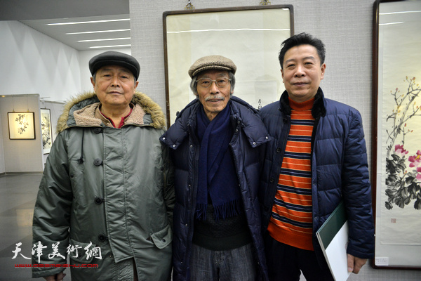 左起：赵毅、姚景卿、李增亭在画展现场。
