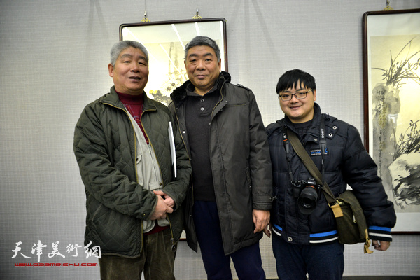 左起：高杰、陈军、赵宇在画展现场。