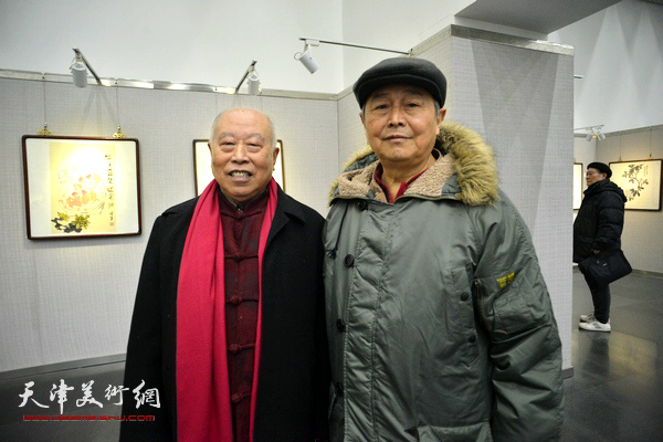 赵毅、王俊生在画展现场。